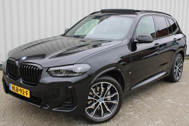 BMW X3 xDrive30e High Executive M-Sport | Incl. 12 maanden garantie | SoH 96% | Panorama dak | Harman/Kardon Audiosysteem | Head-Up Display | Elektrisch verstelbare stoelen met memory | Adaptive cruise | 360° Camera | Elektrische kofferbakklep | Dodehoekdetectie | Stoelverwarming | Keyless entry/start | Navigatie | Parkeersensoren V+A | Apple CarPlay/Android Auto | Climate controle | Draadloze telefoonlader |