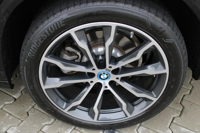 BMW X3 xDrive30e High Executive M-Sport | Incl. 12 maanden garantie | SoH 96% | Panorama dak | Harman/Kardon Audiosysteem | Head-Up Display | Elektrisch verstelbare stoelen met memory | Adaptive cruise | 360° Camera | Elektrische kofferbakklep | Dodehoekdetectie | Stoelverwarming | Keyless entry/start | Navigatie | Parkeersensoren V+A | Apple CarPlay/Android Auto | Climate controle | Draadloze telefoonlader |