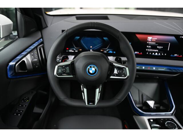 BMW X3 30e xDrive M Sport Automaat / Panoramadak / Trekhaak / Sportstoelen / Comfort Access / Parking Assistant Plus / Adaptieve LED / Stuurverwarming