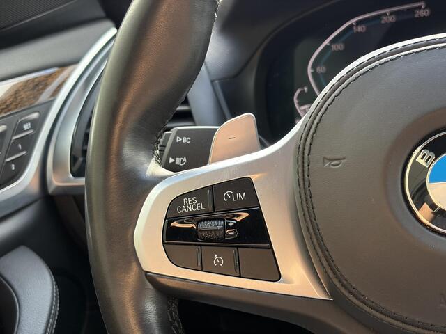 BMW X3 xDrive30e Executive | M pakket | Trekhaak | LED koplampen | Keyless entry | Elektrsiche achterklep | Live Cockpit Professional | Elektrisch verstelbare stoel(en) met geheugen | Houtafwerking interieur | Voorstoelen verwarmd
