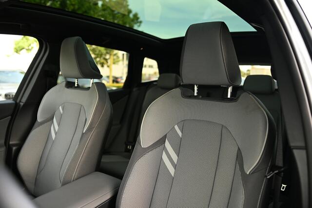 BMW X3 30e xDrive M Sport Automaat / Panoramadak / Trekhaak / Sportstoelen / Achteruitrijcamera / Comfort Access / Adaptieve LED / Stoelverwarming
