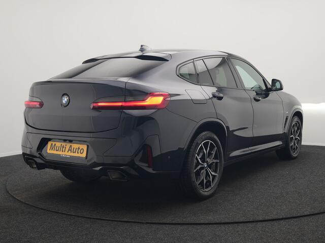 BMW X4 xDrive20i M Sport 184pk Dealer O.H. Carbon Schwarz Metallic | Adaptive Cruise | Camera | Sfeerverlichting | Lederen Sportstoelen Verwarmd | Apple Carplay | Virtual Cockpit | Navigatie | DAB | 19"L.M |