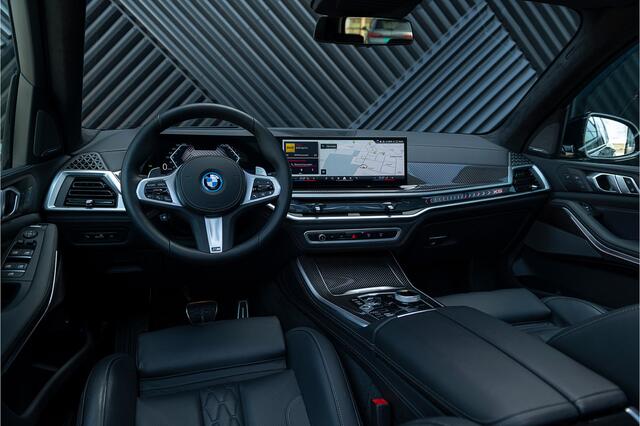BMW X5 xDrive50e LCI M-Sport Pro M-Stoelen ACC Pano Stoelvent. Achterasbest. Alcantara Hemel Kristal Massage HarmanK Head Up Softcl. Trekhaak