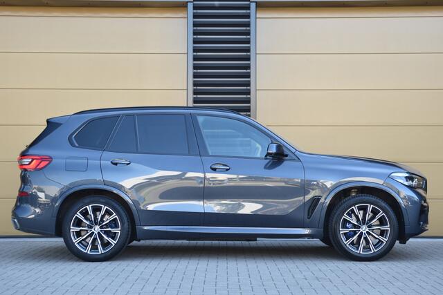 BMW X5 xDrive40i High Executive * M Sportpakket * Trekhaak * Comfortstoelen * Panoramadak * Head-up * DAB *