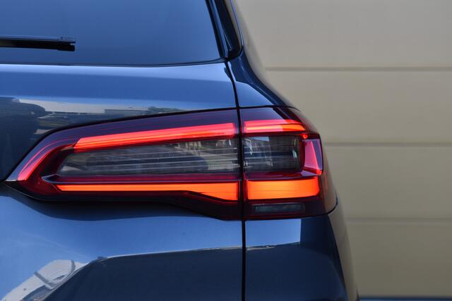 BMW X5 xDrive40i High Executive * M Sportpakket * Trekhaak * Comfortstoelen * Panoramadak * Head-up * DAB *