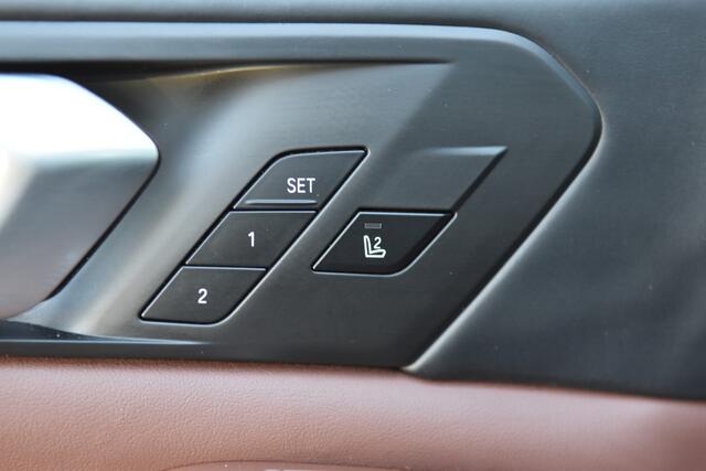 BMW X5 xDrive40i High Executive * M Sportpakket * Trekhaak * Comfortstoelen * Panoramadak * Head-up * DAB *