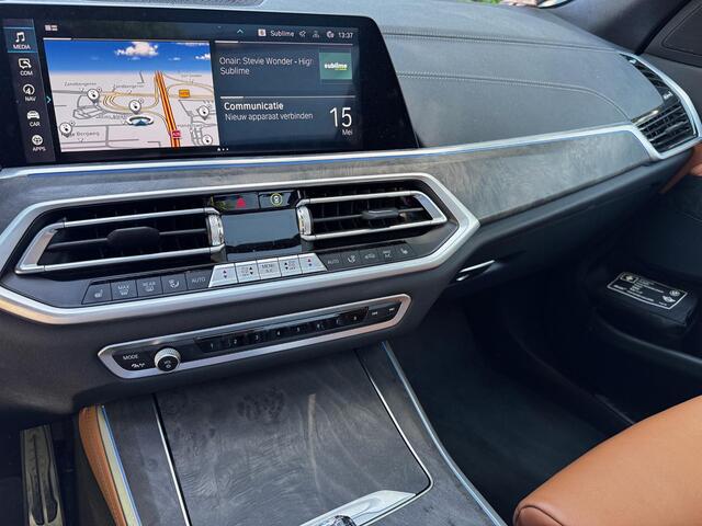 BMW X5 xDrive45e M Sportpakket | Soft-Close-Automatic voor portieren | Glazen panoramadak | Driving Assistant Professional | HiFi System