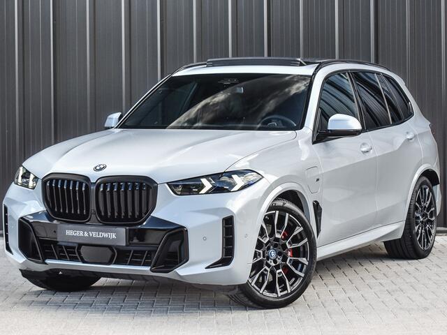 BMW X5 xDrive50e | M-SPORT | PANORAMADAK | LUCHTVERING | DRIVING ASSISTANT | ACTIVE CRUISE | COMFORT ACCESS | ICONIC GLOW | COMFORT SEATS | AMBIANCE INTERIEUR | HARMAN/KARDON | 360 CAMERA | DAB+ |