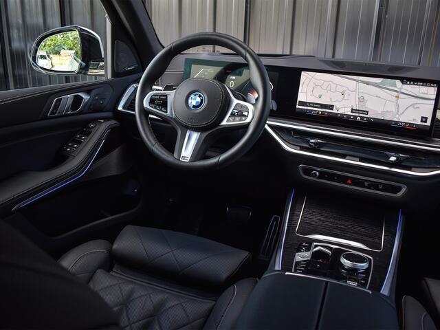 BMW X5 xDrive50e | M-SPORT | PANORAMADAK | LUCHTVERING | DRIVING ASSISTANT | ACTIVE CRUISE | COMFORT ACCESS | ICONIC GLOW | COMFORT SEATS | AMBIANCE INTERIEUR | HARMAN/KARDON | 360 CAMERA | DAB+ |