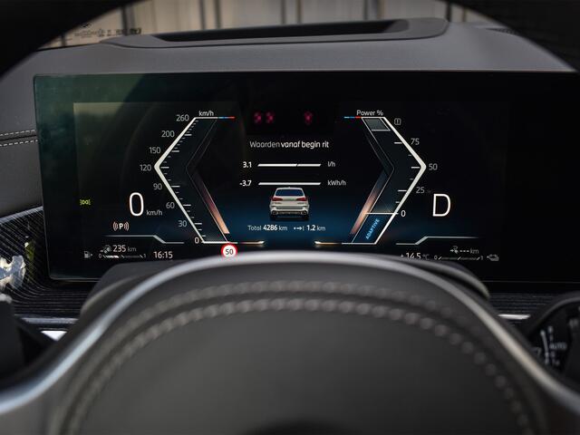 BMW X5 xDrive50e | M-SPORT | PANORAMADAK | LUCHTVERING | DRIVING ASSISTANT | ACTIVE CRUISE | COMFORT ACCESS | ICONIC GLOW | COMFORT SEATS | AMBIANCE INTERIEUR | HARMAN/KARDON | 360 CAMERA | DAB+ |