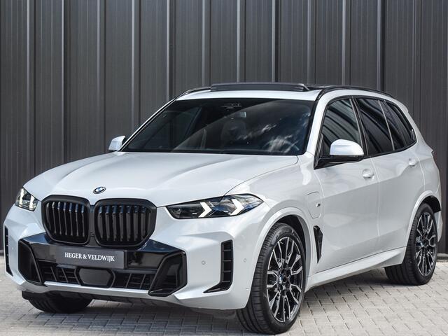 BMW X5 xDrive50e | M-SPORT | PANORAMADAK | LUCHTVERING | DRIVING ASSISTANT | ACTIVE CRUISE | COMFORT ACCESS | ICONIC GLOW | COMFORT SEATS | AMBIANCE INTERIEUR | HARMAN/KARDON | 360 CAMERA | DAB+ |