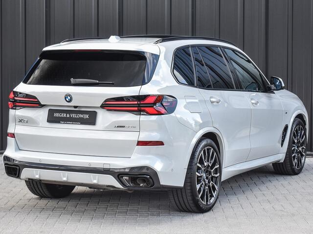 BMW X5 xDrive50e | M-SPORT | PANORAMADAK | LUCHTVERING | DRIVING ASSISTANT | ACTIVE CRUISE | COMFORT ACCESS | ICONIC GLOW | COMFORT SEATS | AMBIANCE INTERIEUR | HARMAN/KARDON | 360 CAMERA | DAB+ |