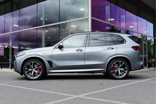 BMW X5 xDrive50e High Executive M Sport Automaat / Panoramadak / Trekhaak / Adaptief onderstel / Massagefunctie / Stoelventilatie / Active Steering / Comfort Access / Comfortstoelen / Adaptieve LED / Parking Assistant Professional / Harman Kardon / Live Cockpit 