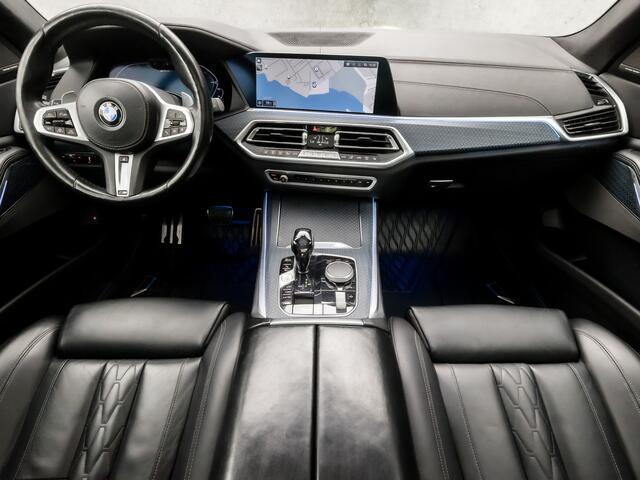 BMW X5 xDrive45e High Executive M Sport 395Pk Automaat (SKYLOUNGE PANORAMADAK, ALCANTARA HEMELBEKLEDING, M PAKKET, LUCHTVERING, APPLE CARPLAY, COMFORT ZETELS, LASER LED, ADAPTIVE CRUISE, HARMAN/KARDON, STUUR/STOELVERWARMING, NIEUWS