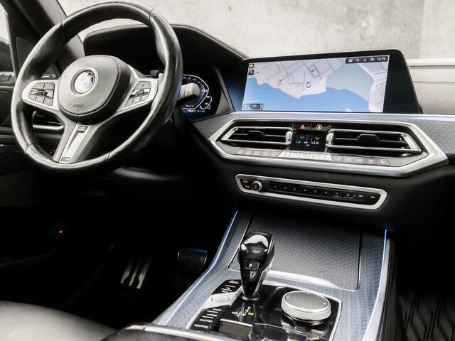 BMW X5 xDrive45e High Executive M Sport 395Pk Automaat (SKYLOUNGE PANORAMADAK, ALCANTARA HEMELBEKLEDING, M PAKKET, LUCHTVERING, APPLE CARPLAY, COMFORT ZETELS, LASER LED, ADAPTIVE CRUISE, HARMAN/KARDON, STUUR/STOELVERWARMING, NIEUWS