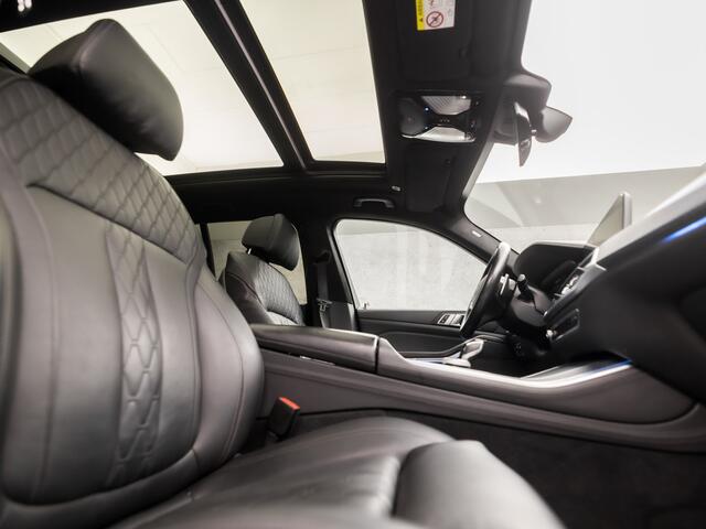 BMW X5 xDrive45e High Executive M Sport 395Pk Automaat (SKYLOUNGE PANORAMADAK, ALCANTARA HEMELBEKLEDING, M PAKKET, LUCHTVERING, APPLE CARPLAY, COMFORT ZETELS, LASER LED, ADAPTIVE CRUISE, HARMAN/KARDON, STUUR/STOELVERWARMING, NIEUWS