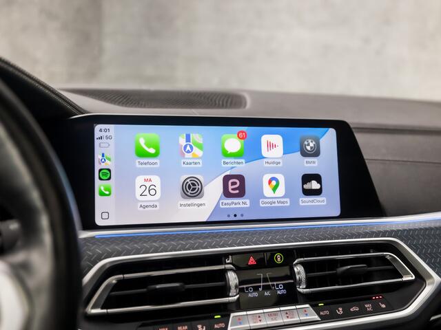 BMW X5 xDrive45e High Executive M Sport 395Pk Automaat (SKYLOUNGE PANORAMADAK, ALCANTARA HEMELBEKLEDING, M PAKKET, LUCHTVERING, APPLE CARPLAY, COMFORT ZETELS, LASER LED, ADAPTIVE CRUISE, HARMAN/KARDON, STUUR/STOELVERWARMING, NIEUWS