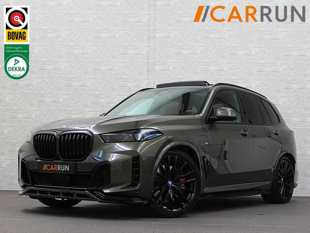 BMW X5 50e 490pk M-Pro Individual | ACC | 360 | Carbon | Stoelventilatie | 22" | Softclose | TH | Panodak | Comfort Seats | Driving Prof. | Park Prof. | Comfort plus | Manhattan met Tartufo Merino! Fabr. Gar. 06-2027 | NL-Auto | BTW.
