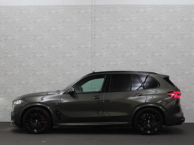 BMW X5 50e 490pk M-Pro Individual | ACC | 360 | Carbon | Stoelventilatie | 22" | Softclose | TH | Panodak | Comfort Seats | Driving Prof. | Park Prof. | Comfort plus | Manhattan met Tartufo Merino! Fabr. Gar. 06-2027 | NL-Auto | BTW.