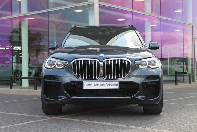 BMW X5 xDrive45e High Executive M Sport Automaat / Panoramadak / Massagefunctie / Laserlight / Soft Close Automatic / Stoelventilatie / Comfort Access / Adaptief onderstel / Parking Assistant Plus / Head-Up
