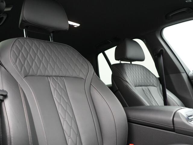 BMW X5 xDrive50e M Sport Plug In Hybrid 490pk Dealer O.H PHEV | Head Up | 360 Camera | Adaptive Cruise | Lederen Comfortstoelen Memory & Verwarmd | Apple Carplay | Widescreen Navigatie | Carbon Interieur | Luchtvering | Front Assist |