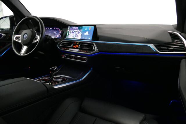BMW X5 xDrive45e M Sport / Maxton Design Bodykit V.2 / Panoramadak / Luchtvering / Elektr. verstelbare voorstoelen (links memory) / Soft close - Servosluiting / Apple Carplay - Android Auto / Stoelverwarming / Ambienteverlichting / 22'' LMV / LED Koplampen / Com