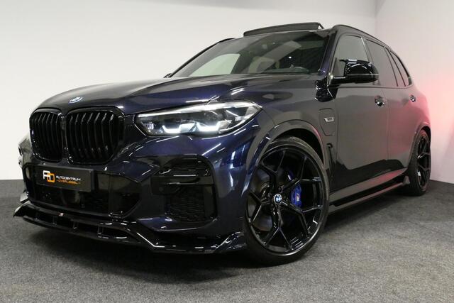 BMW X5 xDrive45e M Sport / Maxton Design Bodykit V.2 / Panoramadak / Luchtvering / Elektr. verstelbare voorstoelen (links memory) / Soft close - Servosluiting / Apple Carplay - Android Auto / Stoelverwarming / Ambienteverlichting / 22'' LMV / LED Koplampen / Com