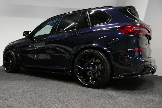 BMW X5 xDrive45e M Sport / Maxton Design Bodykit V.2 / Panoramadak / Luchtvering / Elektr. verstelbare voorstoelen (links memory) / Soft close - Servosluiting / Apple Carplay - Android Auto / Stoelverwarming / Ambienteverlichting / 22'' LMV / LED Koplampen / Com