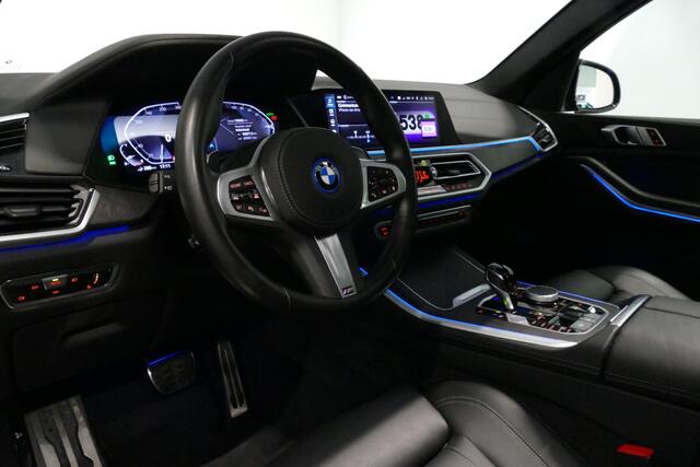 BMW X5 xDrive45e M Sport / Maxton Design Bodykit V.2 / Panoramadak / Luchtvering / Elektr. verstelbare voorstoelen (links memory) / Soft close - Servosluiting / Apple Carplay - Android Auto / Stoelverwarming / Ambienteverlichting / 22'' LMV / LED Koplampen / Com