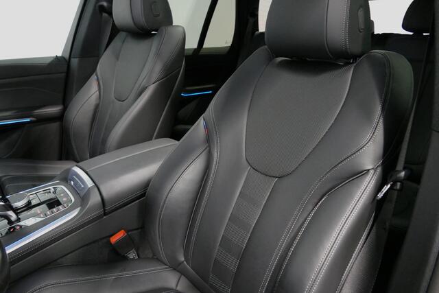 BMW X5 xDrive45e M Sport / Maxton Design Bodykit V.2 / Panoramadak / Luchtvering / Elektr. verstelbare voorstoelen (links memory) / Soft close - Servosluiting / Apple Carplay - Android Auto / Stoelverwarming / Ambienteverlichting / 22'' LMV / LED Koplampen / Com