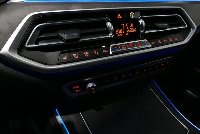 BMW X5 xDrive45e M Sport / Maxton Design Bodykit V.2 / Panoramadak / Luchtvering / Elektr. verstelbare voorstoelen (links memory) / Soft close - Servosluiting / Apple Carplay - Android Auto / Stoelverwarming / Ambienteverlichting / 22'' LMV / LED Koplampen / Com