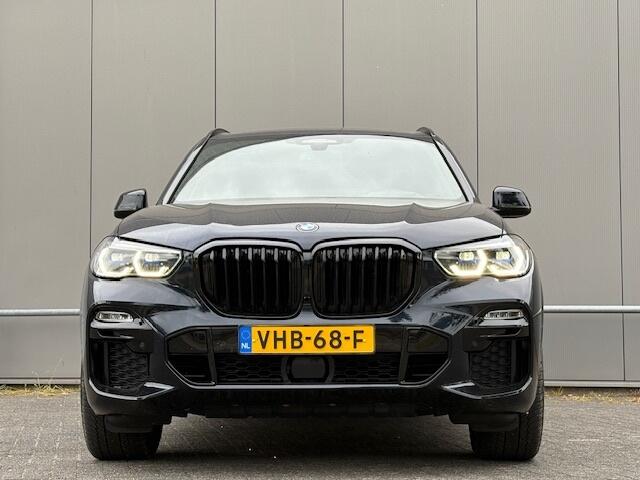 BMW X5 M pakket! - Pano - Navi - CarPlay - leder - grijs kenteken