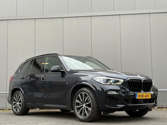BMW X5 M pakket! - Pano - Navi - CarPlay - leder - grijs kenteken