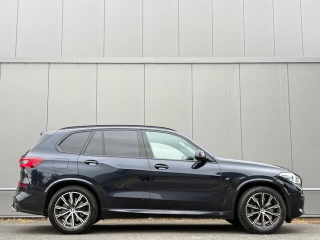 BMW X5 M pakket! - Pano - Navi - CarPlay - leder - grijs kenteken