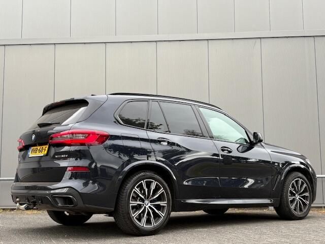 BMW X5 M pakket! - Pano - Navi - CarPlay - leder - grijs kenteken