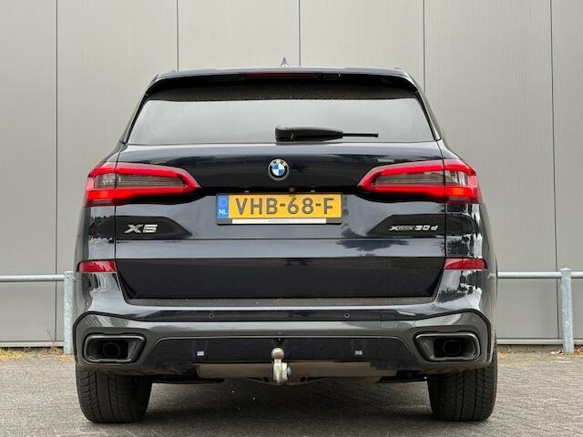 BMW X5 M pakket! - Pano - Navi - CarPlay - leder - grijs kenteken