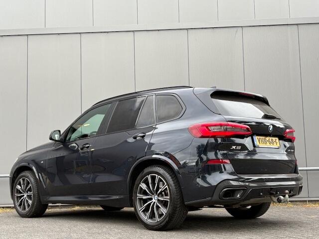BMW X5 M pakket! - Pano - Navi - CarPlay - leder - grijs kenteken
