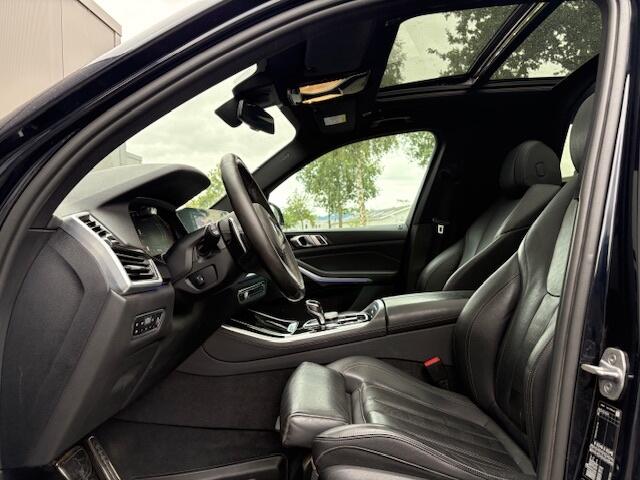BMW X5 M pakket! - Pano - Navi - CarPlay - leder - grijs kenteken