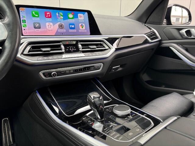 BMW X5 M pakket! - Pano - Navi - CarPlay - leder - grijs kenteken