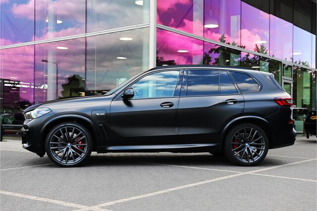 BMW X5 xDrive45e Black Vermilion Edition Automaat / Panoramadak / Adaptief onderstel / Stoelventilatie / Laserlight / Head-Up / Comfort Access / Gesture Control / BMW Live Cockpit Professional