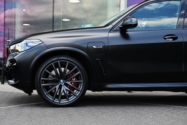 BMW X5 xDrive45e Black Vermilion Edition Automaat / Panoramadak / Adaptief onderstel / Stoelventilatie / Laserlight / Head-Up / Comfort Access / Gesture Control / BMW Live Cockpit Professional