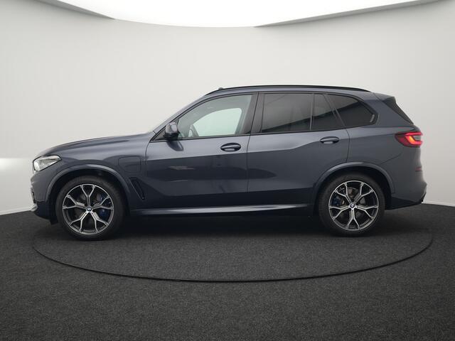 BMW X5 xDrive45e M Sport Plug in Hybrid 394pk PHEV | Trekhaak Af Fabriek | Panodak | Luchtvering | Adaptive Cruise | 360 Camera | M Sportstuur | Sfeerverlichting | Apple Carplay | Lederen Sporstoelen Memory & Verwarmd | Navigatie | DAB |