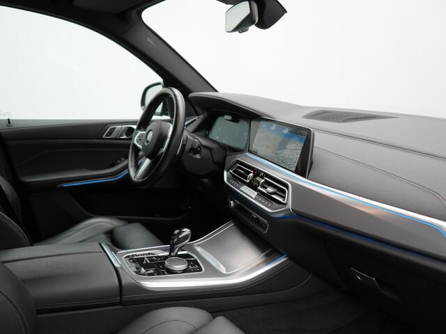 BMW X5 xDrive45e M Sport Plug in Hybrid 394pk PHEV | Trekhaak Af Fabriek | Panodak | Luchtvering | Adaptive Cruise | 360 Camera | M Sportstuur | Sfeerverlichting | Apple Carplay | Lederen Sporstoelen Memory & Verwarmd | Navigatie | DAB |