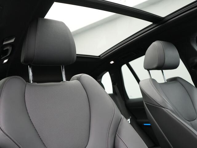 BMW X5 xDrive45e M Sport Plug in Hybrid 394pk PHEV | Trekhaak Af Fabriek | Panodak | Luchtvering | Adaptive Cruise | 360 Camera | M Sportstuur | Sfeerverlichting | Apple Carplay | Lederen Sporstoelen Memory & Verwarmd | Navigatie | DAB |