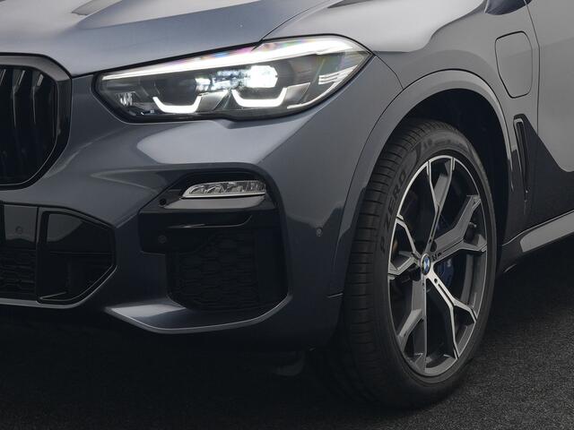 BMW X5 xDrive45e M Sport Plug in Hybrid 394pk PHEV | Trekhaak Af Fabriek | Panodak | Luchtvering | Adaptive Cruise | 360 Camera | M Sportstuur | Sfeerverlichting | Apple Carplay | Lederen Sporstoelen Memory & Verwarmd | Navigatie | DAB |