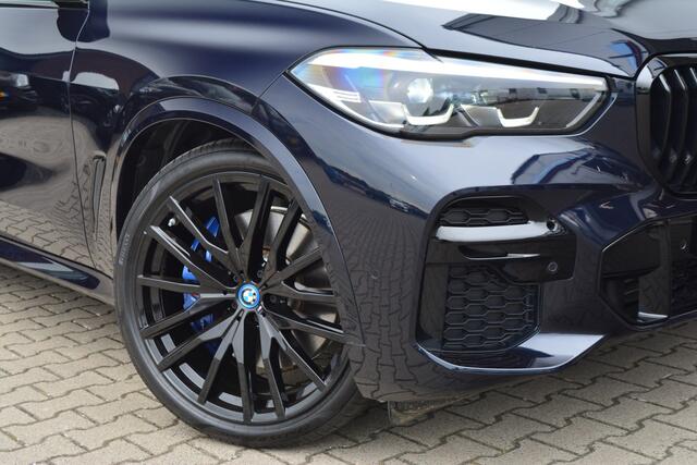 BMW X5 xDrive45e M-Sport | Pano | M Stoelen | 22 Inch | Carbon zwart |