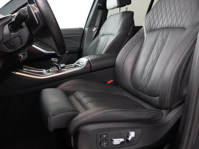 BMW X5 xDrive45e High Executive M Sport (Skylounge / 4-wielsturing / Stoelkoeling-verw. / Softclose / Head Up)