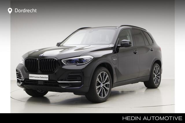 BMW X5 xDrive45e | Trekhaak | Panorama dak | 24 maanden BMW Garantie| Head-Up | Luchtvering | Laserlight | Privacy Glass | Voorbereiding Driving Assistant | 20" M-Sport
