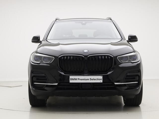 BMW X5 xDrive45e | Trekhaak | Panorama dak | 24 maanden BMW Garantie| Head-Up | Luchtvering | Laserlight | Privacy Glass | Voorbereiding Driving Assistant | 20" M-Sport
