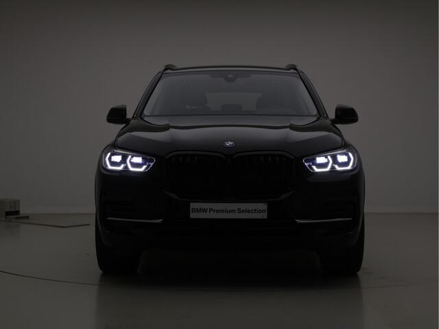 BMW X5 xDrive45e | Trekhaak | Panorama dak | 24 maanden BMW Garantie| Head-Up | Luchtvering | Laserlight | Privacy Glass | Voorbereiding Driving Assistant | 20" M-Sport